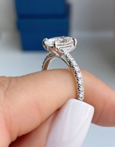 Cushion-cut diamond ring in yellow gold with three-sided pavé and a hidden halo.