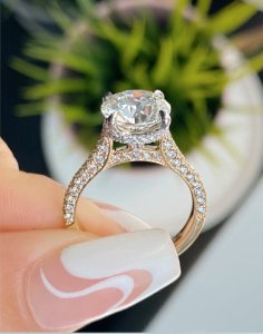 Cushion-cut diamond ring in yellow gold with three-sided pavé and a hidden halo.